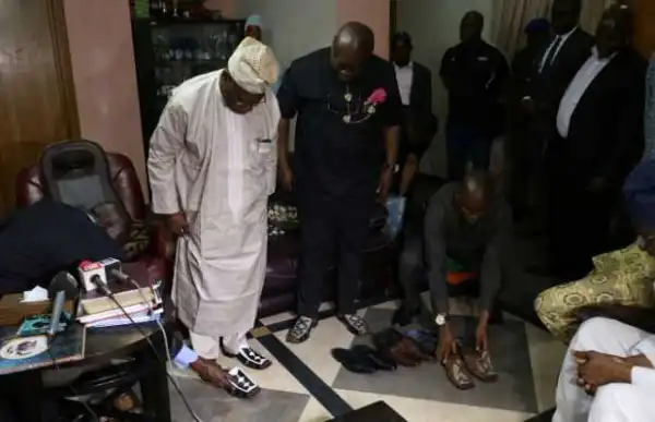 Obasanjo wears made in Aba shoes delivered to him by Gov. Ikpeazu [PHOTOS]